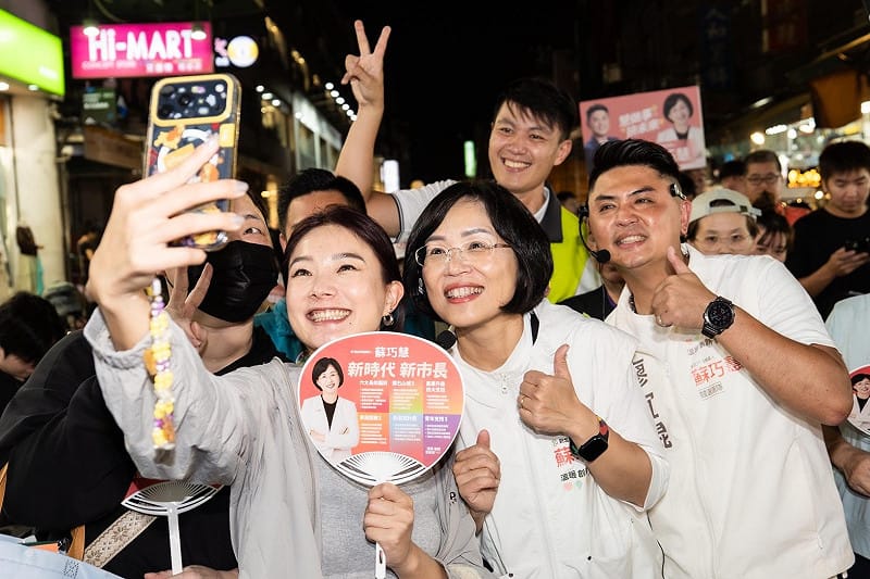 樹林博愛夜市的逛街民眾很高興的和蘇巧慧自拍合影。&nbsp;&nbsp;&nbsp;圖：蘇巧慧競總提供