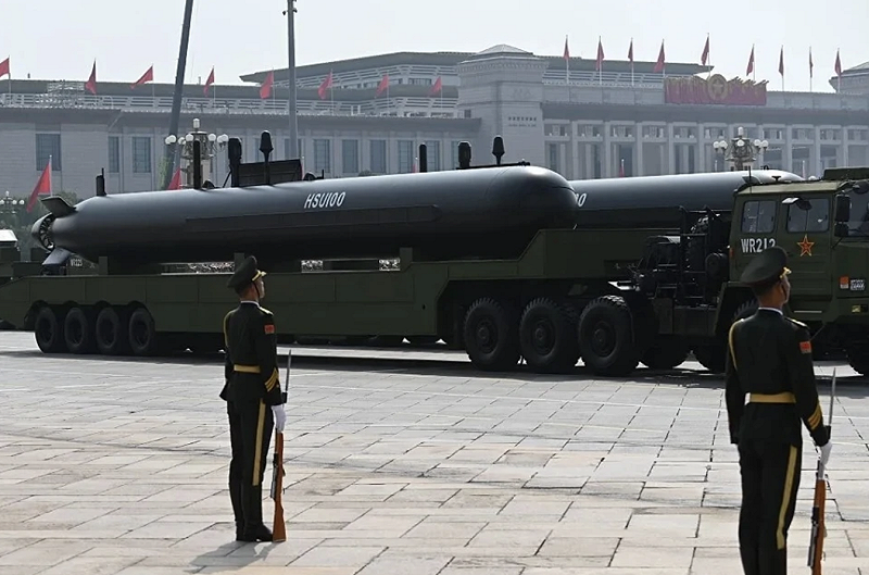 中國人民解放軍海軍的HSU100大型無人水下載具，於北京天安門廣場閱兵典禮上由重型運輸車載運展示。 圖：翻攝自 騰訊網/零度Military 