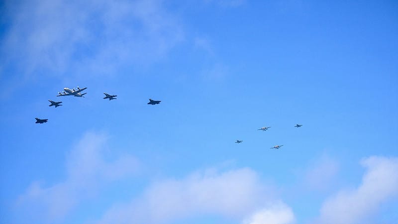 美日「利劍27」多邊演習，包括大型支援機與戰鬥機組成飛行編隊，展現海空協同。&nbsp;&nbsp;&nbsp;圖：翻攝「X」@US7thFleet