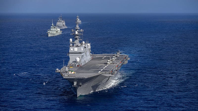 美日「利劍27」多邊演習，日本海上自衛隊直升機護衛艦「伊勢號（JS Ise，DDH-182）」搭載直升機，與其他水面艦艇共同航行。&nbsp;&nbsp;&nbsp;圖：翻攝「X」@US7thFleet