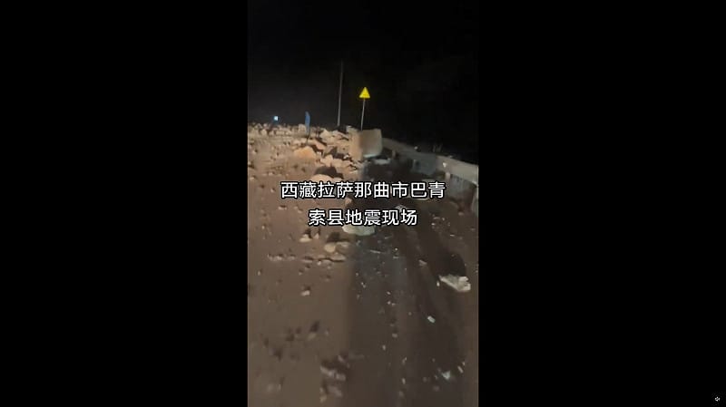 公路上也充滿著落石。&nbsp;&nbsp;&nbsp;圖：擷取自 @whyyoutouzhele X 分享影片