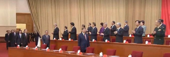 有網友發現，習近平在進場時與其他官員保持著一段相當遠的距離，推測該情形可能與習對其他官員的擔憂情緒有關。 圖：翻攝自 @HooJhuice X 帳號 