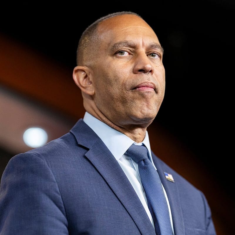 民主黨眾議院領袖傑佛瑞斯（Hakeem Jeffries）日前在俄亥俄州托萊多一座教堂出席聚會時表示，民主黨即將重新奪回眾議院控制權。 圖:翻攝自X @NEWSMAX