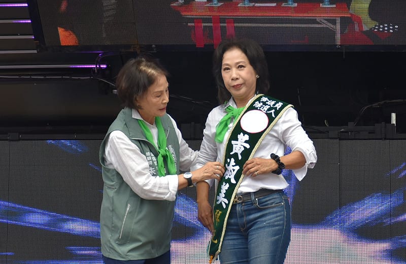 朱阿英(左)親自為黃淑美(右)批上候選人彩帶。&nbsp;&nbsp;&nbsp;圖：孫家銘／攝