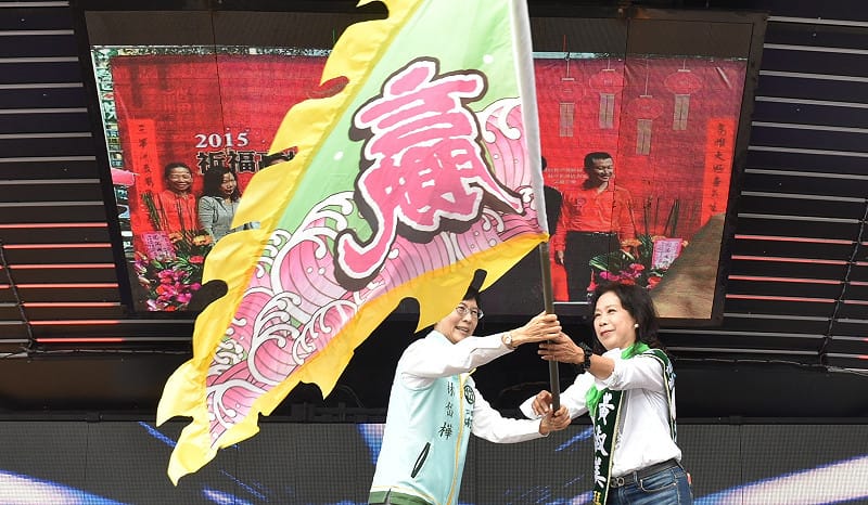 林岱樺(左)授戰旗給黃淑美(右)。&nbsp;&nbsp;&nbsp;圖：孫家銘／攝