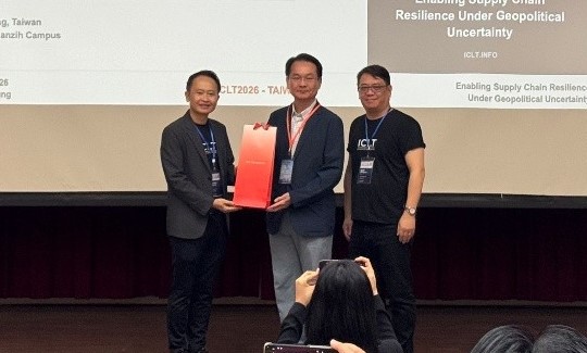 吳忠信(中)於ICLT 2026開幕式歡迎來自國內外的學者與產業代表齊聚高雄，共同探討全球物流與供應鏈韌性發展。&nbsp;&nbsp;&nbsp;圖：高科大／提供