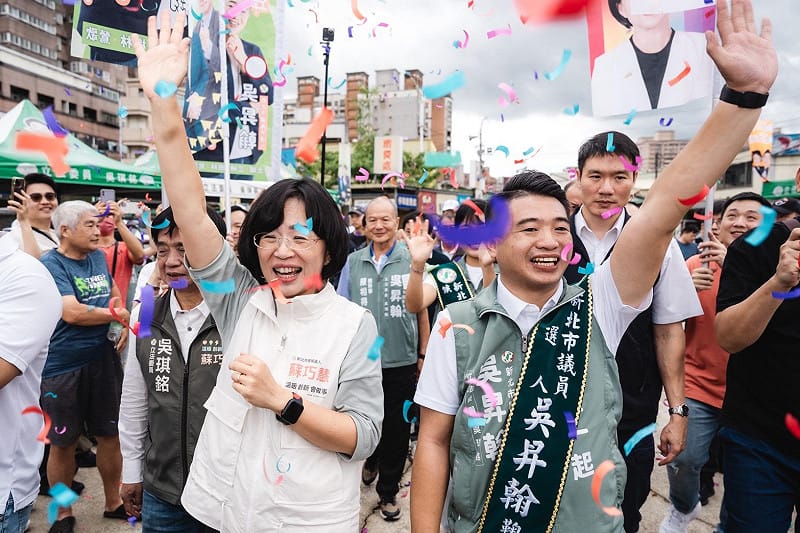 蘇巧慧提到,吳昇翰長年在立法委員吳琪銘辦公室服務,非常熟悉三峽的大小建設,不僅具備扎實的服務經驗,更有年輕世代的創新思維與行動力。 圖:蘇巧慧競總提供 蘇巧慧提到,吳昇翰長年在立法委員吳琪銘辦公室服務,非常熟悉三峽的大小建設,不僅具備扎實的服務經驗,更有年輕世代的創新思維與行動力。 圖:蘇巧慧競總提供