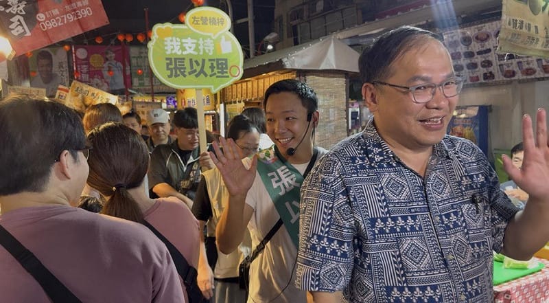 王義川(右一)與張以理(右二)共同前往楠梓區「楠都夜市」掃街拜票。&nbsp;&nbsp;&nbsp;圖：張以理競總／提供