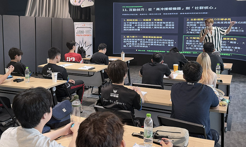 高市青年局「主播賽評培訓課程」邀請「尼亞」(右一)授課，&nbsp;&nbsp;&nbsp;圖：高雄市青年局／提供