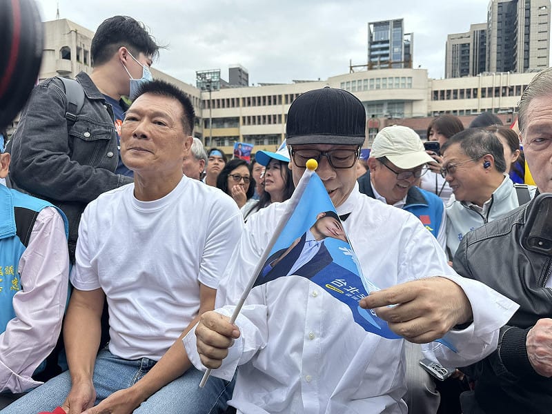 知名主持人蔡康永今穿黑西裝、白襯衫現身台北市長蔣萬安競選總部成立。&nbsp;&nbsp;&nbsp;圖：張良一 / 攝