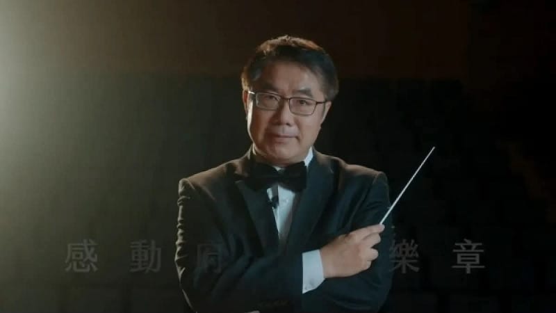 面對公共鋼琴熱潮，黃偉哲也在社群貼出自己手拿指揮棒的舊畫面，寫下「這幾天的台南be like」，讓不少網友想起他2022年親自指揮樂團的趣事。&nbsp;&nbsp;&nbsp;圖：取自＼黃偉哲 脆