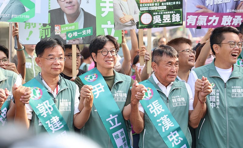尹立(左二)表示，抽籤象徵選戰正式進入最後衝刺階段，接下來將持續深入市場、街頭，全力爭取每一張選票。&nbsp;&nbsp;&nbsp;圖：尹立競總／提供