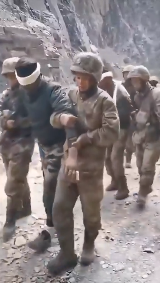 解放軍在中印邊境的衝突中逮捕了多名印度軍人。 圖:翻攝自 X @Karmabash 解放軍在中印邊境的衝突中逮捕了多名印度軍人。 圖:翻攝自 X @Karmabash