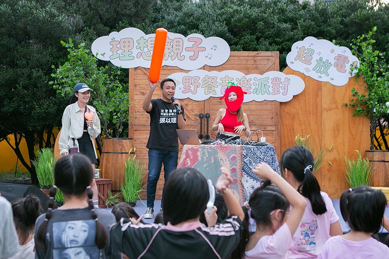 張以理「理想親子蔬食野餐音樂派對」，邀請知名DJ「妖嬌姐姐」(舞台右)帶來嗨翻全場的音樂演出。&nbsp;&nbsp;&nbsp;圖：張以理競總／提供