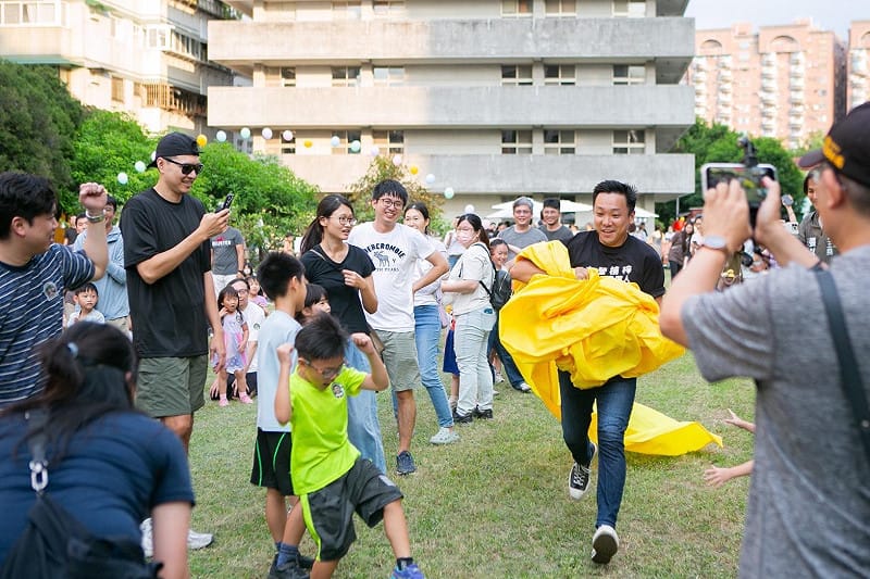張以理(右二)熱情參與派對周邊活動。&nbsp;&nbsp;&nbsp;圖：張以理競總／提供