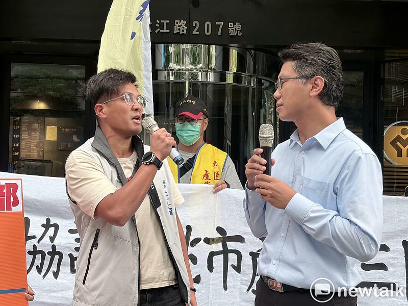  美光桃園工會理事長林哲瑞（左）在記者會上動怒，不滿桃園工會在協議過程中沒有被尊重。 圖：李宣萱/攝 