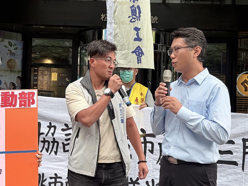  美光桃園工會理事長林哲瑞（左）針對台中美光協商過程未讓桃園工會在場表達不滿。 圖：李宣萱/攝 