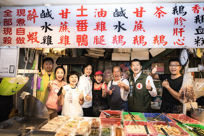 蘇巧慧走進黃昏市場後，沿途攤商紛紛熱情高喊「蘇巧慧凍蒜！」、「1定慧贏」！&nbsp;&nbsp;&nbsp;圖：蘇巧慧競總提供