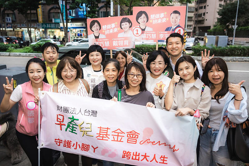 新北市長候選人、立法委員蘇巧慧今（28）日與新北市議員李宇翔、新北市議員候選人戴翎育一同前往林口黃昏市場、福德黃昏市場掃街拜票，也不忘和公益團體合影。&nbsp;&nbsp;&nbsp;圖：蘇巧慧競總提供