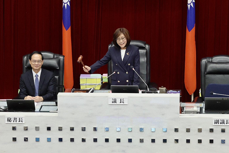 康裕成(右)落槌宣告高雄市議會第4屆第8次定期大會閉幕。&nbsp;&nbsp;&nbsp;圖：高雄市議會／提供