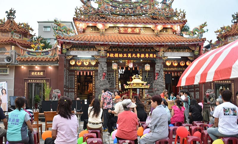 黃淑美在大港保安宮舉行與音樂大師的直播對談及大港好聲音歌唱比賽，在激烈的選戰中提供柔性的活動。&nbsp;&nbsp;&nbsp;圖：孫家銘／拍攝