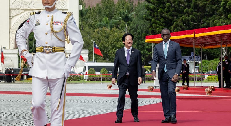  賴清德軍禮歡迎聖露西亞總理皮耶（Philip J. Pierre）。 圖：總統府提供 
