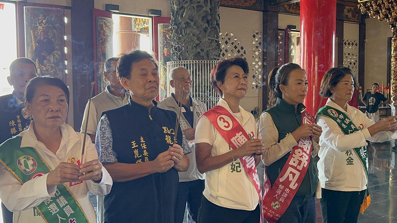 民進黨台南市長候選人陳亭妃展開密集車隊掃街行程，上午自西港大橋集合出發，偕同第二選區市議員候選人2號蔡秋蘭、3號蔡蘇秋金、5號謝舒凡，並由民進黨台南市黨部主委林志展陪同，深入大北門區向鄉親請安、爭取支持。&nbsp;&nbsp;&nbsp;圖：陳亭妃競選總部提供