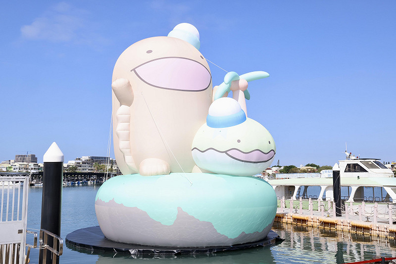 日本療癒系人氣IP「朗萌綺盟」即將於10月31日萌趣登陸台南，台南市長黃偉哲今日前往安平漁人碼頭立驛國際運河遊船搭乘處，搶先開箱水上大型氣偶，揭開「2026跟朗萌綺盟 一起來台南」活動的可愛面貌。&nbsp;&nbsp;&nbsp;圖：台南市政府提供