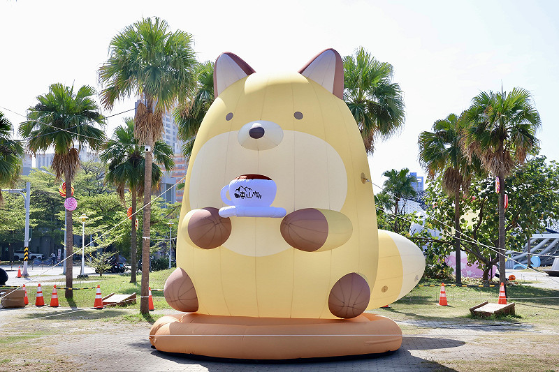 日本療癒系人氣IP「朗萌綺盟」即將於10月31日萌趣登陸台南，台南市長黃偉哲今日前往安平漁人碼頭立驛國際運河遊船搭乘處，搶先開箱水上大型氣偶，揭開「2026跟朗萌綺盟 一起來台南」活動的可愛面貌。&nbsp;&nbsp;&nbsp;圖：台南市政府提供