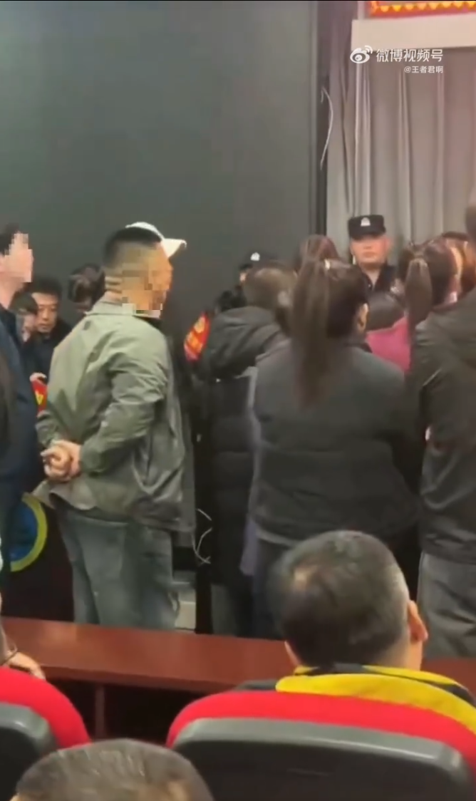  這起事件引發家長極度不滿，更在現場斥責醫護及校方人員，場面一度混亂。 圖:翻攝自微博 