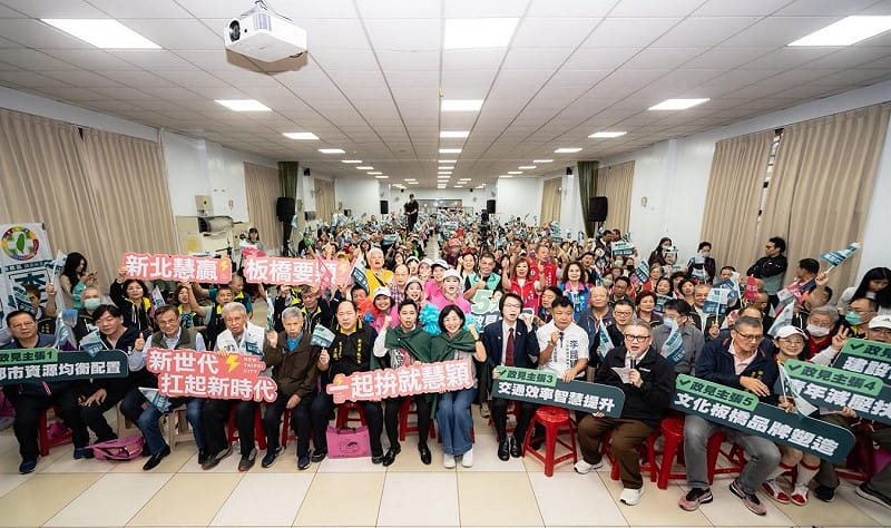 蘇巧慧指出,新北市議員候選人李昆穎過去在她的團隊服務時,總是耐心追蹤服務案件,這段時間更深入社團與鄰里,用行動讓大家瞭解自己的政見與願景。 圖:蘇巧慧競總提供 蘇巧慧指出,新北市議員候選人李昆穎過去在她的團隊服務時,總是耐心追蹤服務案件,這段時間更深入社團與鄰里,用行動讓大家瞭解自己的政見與願景。 圖:蘇巧慧競總提供