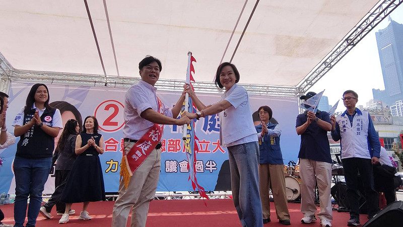 柯志恩(前右)親授戰旗給黃裕庭(前左)。&nbsp;&nbsp;&nbsp;圖：黃裕庭競總／提供