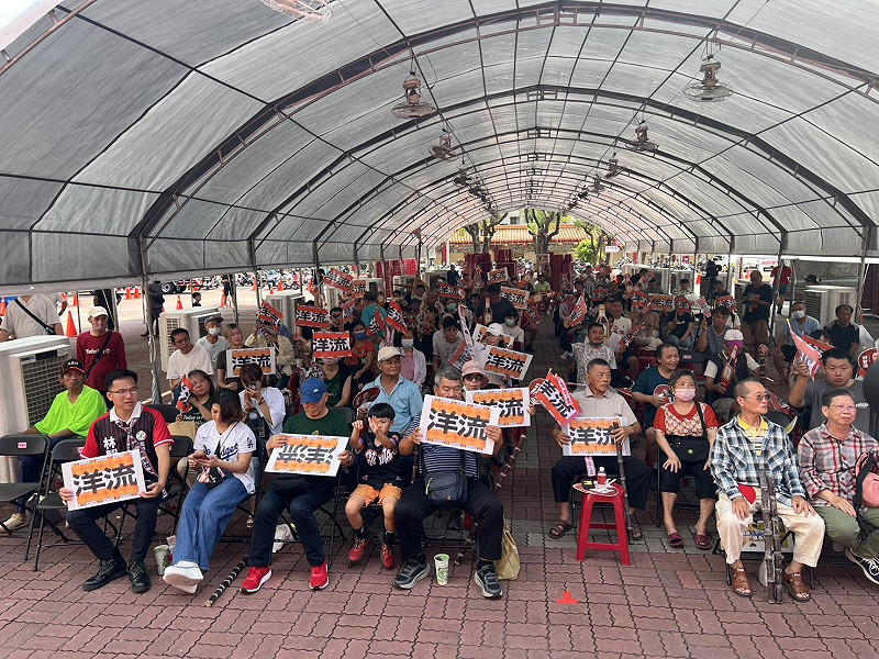「五甲龍成宮廣場」中午聚集近500名群眾一起「民主續攤」，在200吋大螢幕前觀看沈蔣辯論直播。&nbsp;&nbsp;&nbsp;圖：林智鴻競總／提供