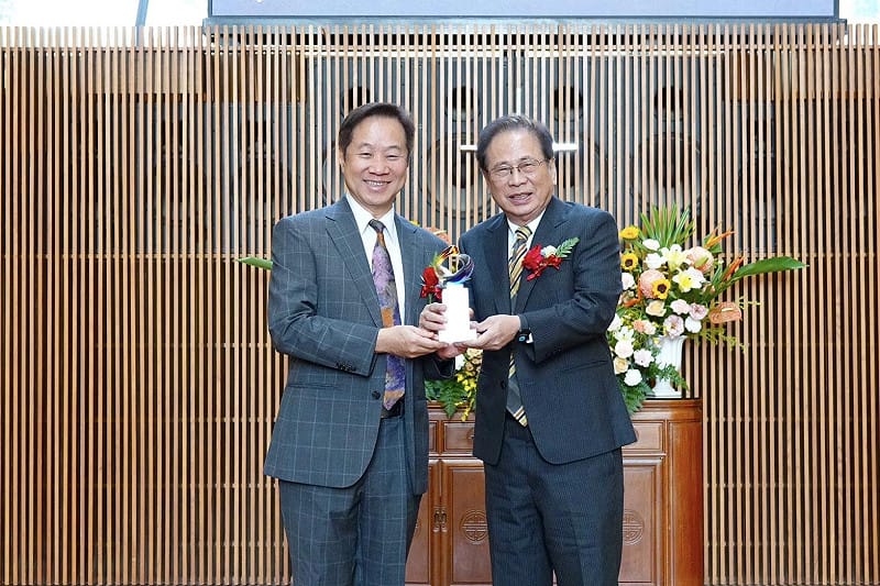 東海大學校長張國恩（左）與鄭清和（右）合影，感謝他捐資一億元支持半導體大樓建設，獻禮母校71週年校慶。&nbsp;&nbsp;&nbsp;圖：東海大學/提供