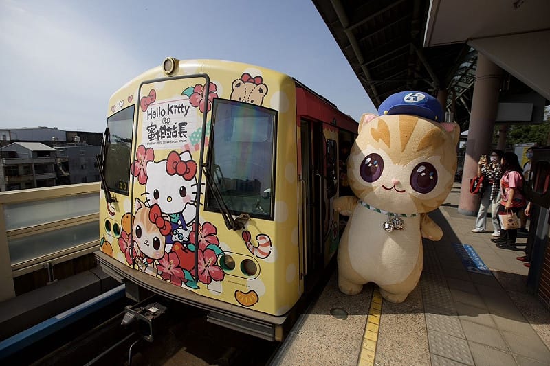 高捷「Hello Kitty x 蜜柑站長」彩繪列車啟航！一路開到明年9月底