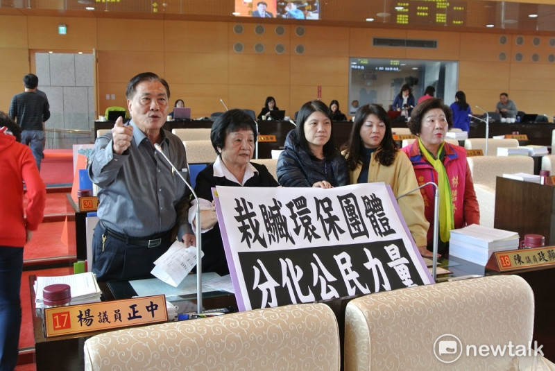 台中市議員楊正中（左一）指林佳龍栽贓環保團體，分化公民力量。   唐復年/攝