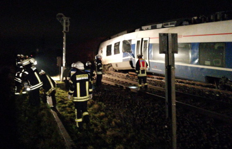 德國梅爾布施州1處火車站附近，發生火車車禍，警消正全力搶救，所幸受傷的47人都沒有生命危險。   圖：翻《每日郵報》推特/梅爾布施消防單位提供