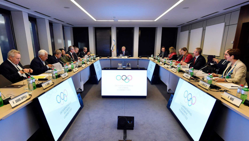 國際奧林匹克委員會主席巴赫（中）5日晚間在瑞士洛桑宣布，禁止俄羅斯參加2018在韓國舉行的冬季奧運。   圖：翻攝國際奧會官網