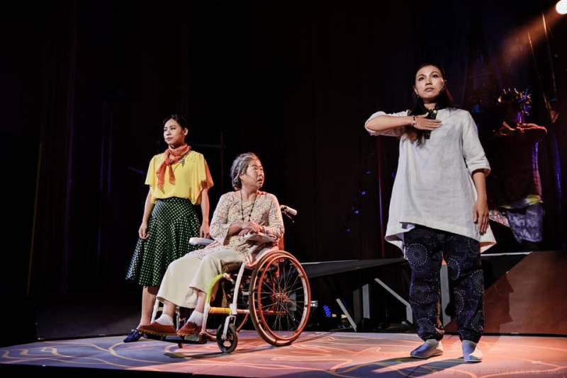 陳秋柳在《吉卜拉》舞台劇飾演外籍看護娜蒂 (右)照顧一位阿嬤。   圖：新北市社會局/提供
