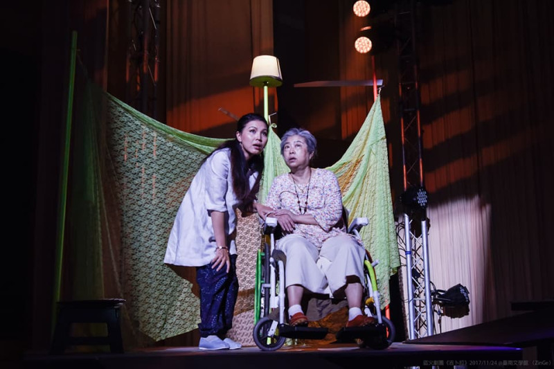 陳秋柳在《吉卜拉》舞台劇飾演外籍看護娜蒂 (左)照顧一位年老阿嬤。   圖：新北市社會局/提供