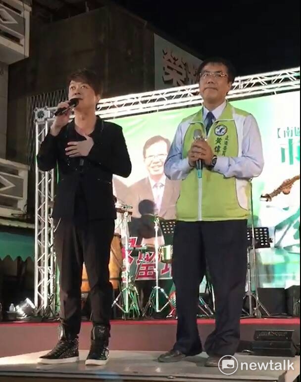 黃偉哲日前在造勢大會中與台語歌手翁立友合唱他最喜歡的歌曲「堅持」，宣示自己從政走大道的決心。   圖 : 黃博郎/攝