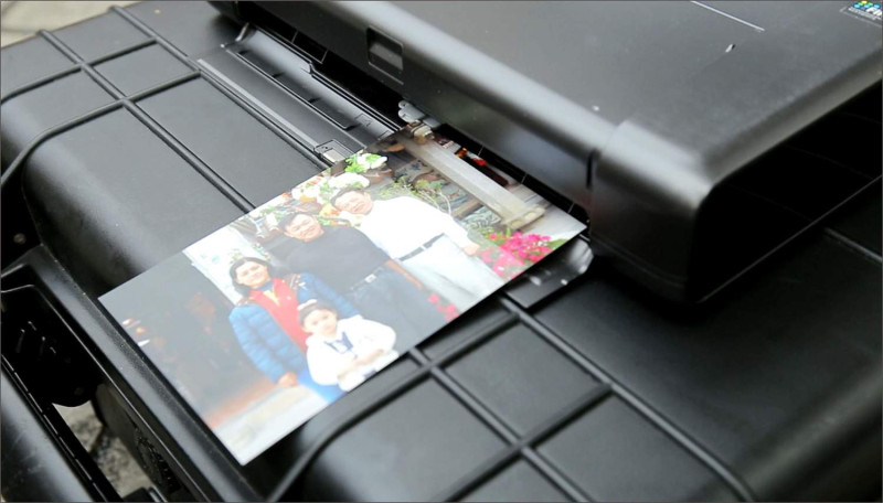 翁章梁競選團隊拜票時攜帶照片印表機，翁與民眾合影後，可立即列印送給民眾。   圖 : 翁章梁競選團隊/提供