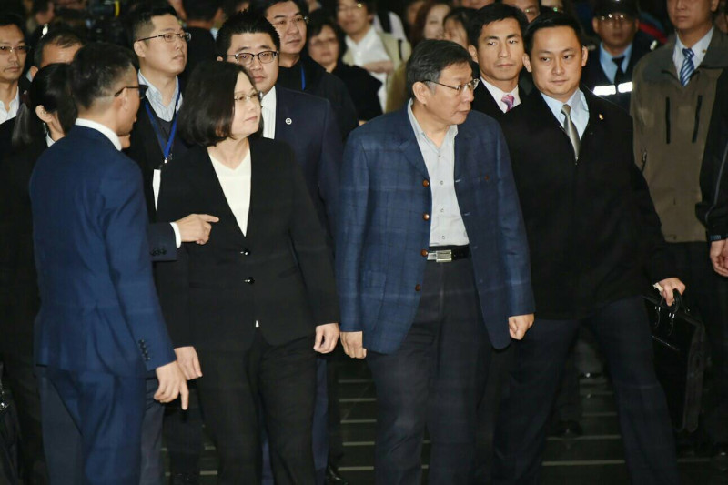 台北市長柯文哲上午出席台灣科技醫療展，與總統蔡英文兩人互動冷。   圖：台北市政府 / 提供