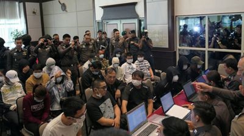 泰國警方近期陸續破獲跨國電信詐騙集團，警方今天召
破案開記者會，其中3名台灣車手（左前）接受訊問。   圖：泰國警方/提供