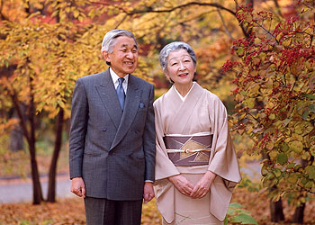 日本天皇明仁（左）退位日期確認，將可安心享受退休生活。   圖：翻攝日本宮內廳官網