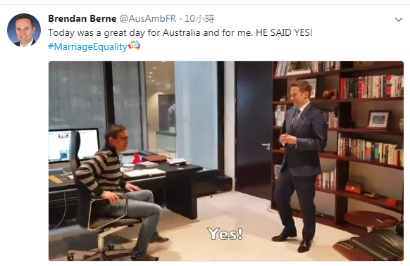 澳洲駐法大使柏恩（右）在同婚法通過後幾小時，就向男友求婚，得到「YES」的幸福答案。   圖：翻攝柏恩推特
