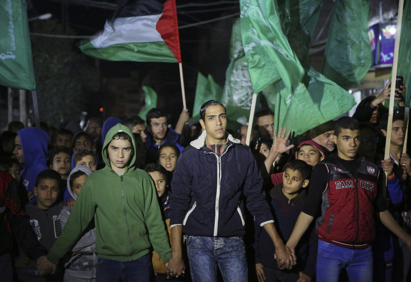 在美國總統川普承認耶路撒冷為以色列首都後，巴勒斯坦青年上皆表達抗議。   圖 : 達志影像 / 美聯社