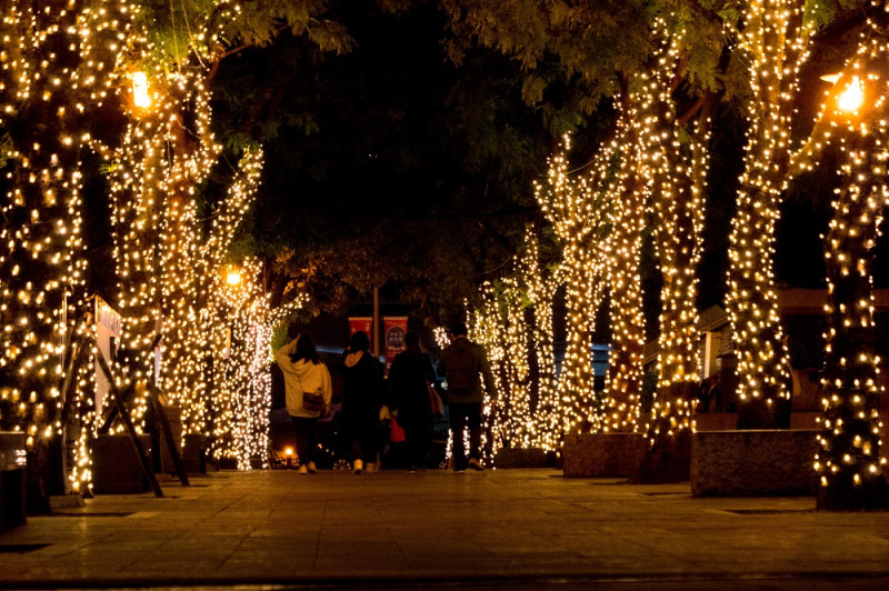 璀璨耀眼的暖暖林蔭廊道，營造出濃濃的耶誕氛圍。   圖：新北市觀旅局/提供