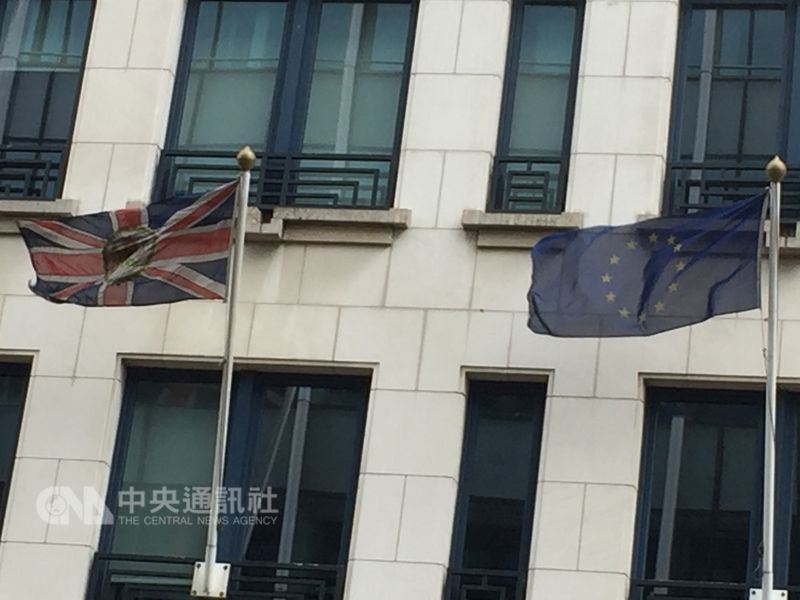 英國和歐洲聯盟達成脫歐協議，為最渴望達成的貿易談判打開大門。圖為英國國旗和歐盟旗幟。   圖 : 中央社
