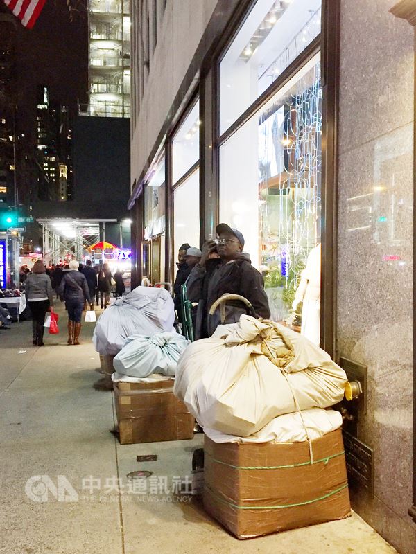 紐約曼哈頓第5大道是血拚高級精品區，但也有和台灣夜市跑給警察追一樣的攤販人生。圖為背著帆布袋伺機賣仿冒包的攤販族。   圖 : 中央社